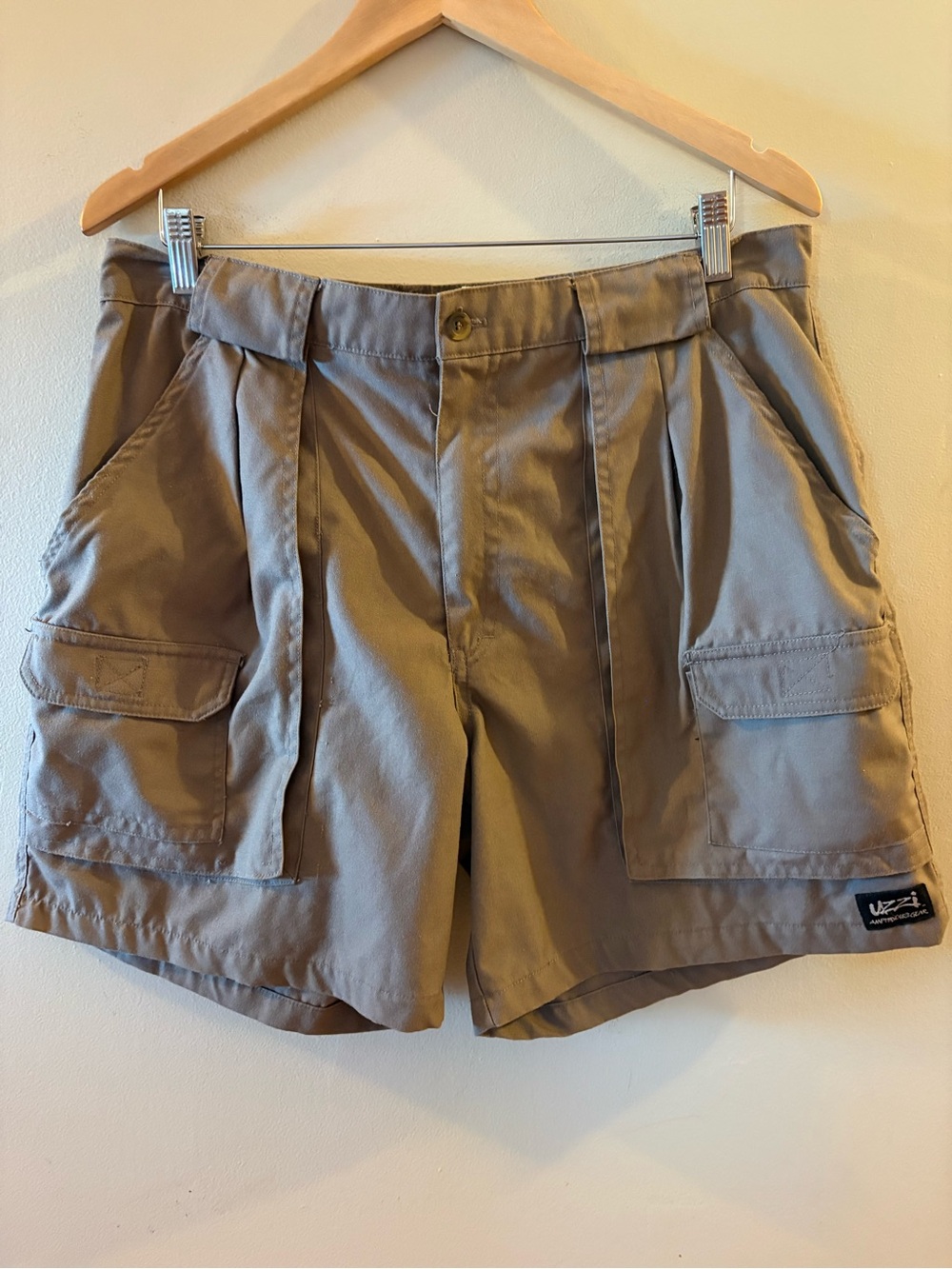 Uzzi Men’s Amphibious Gear Khaki Walking utility Cargo Shorts in Taupe, Sz 34.